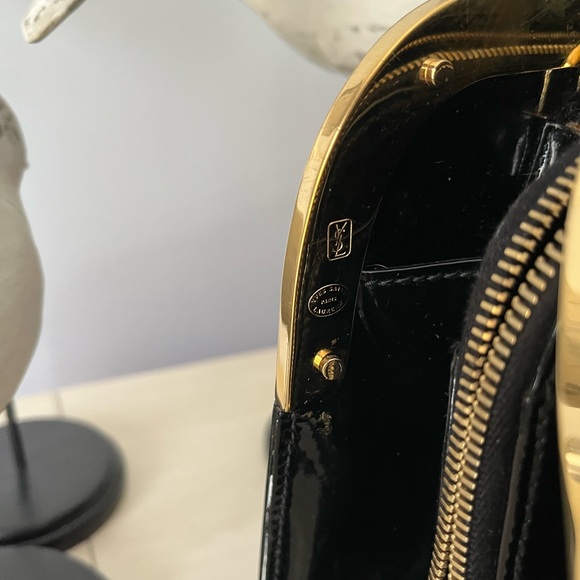 Yves Saint Laurent patent leather Uptown handbag - Picture 2 of 13